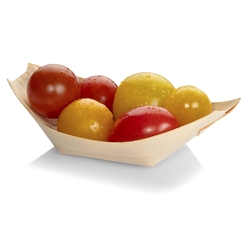 Båd til servering i lyst træ 110x70x20 mm. med flotte røde og gule tomater